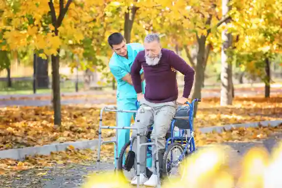 Ein älterer Mensch wird von einer Betreuungskraft begleitet, der ihm hilft, Termine wahrzunehmen und an Aktivitäten außerhalb des Hauses teilzunehmen.